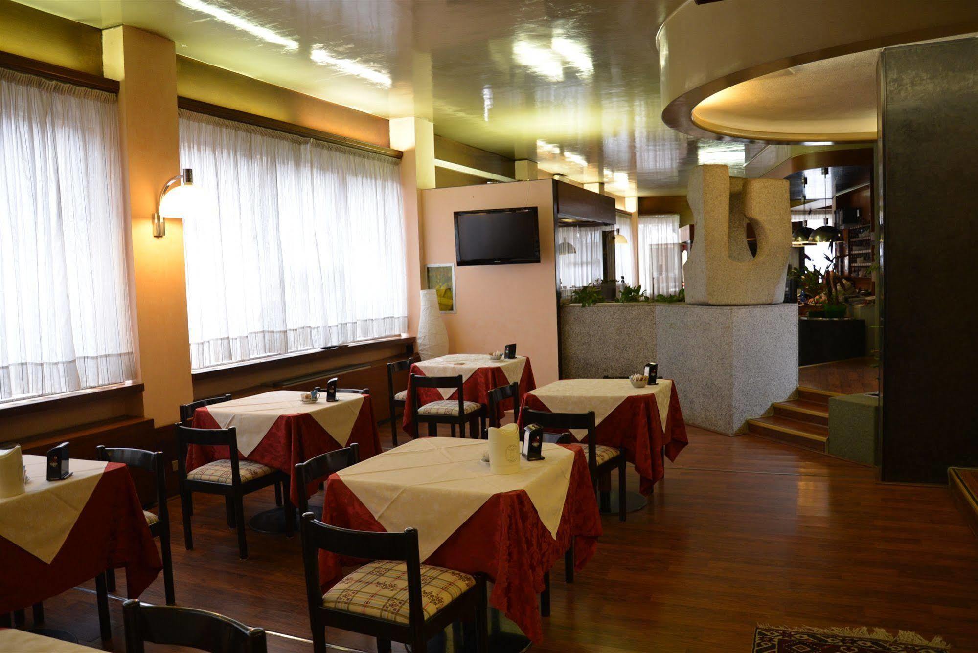 לניאגו Hotel Salieri מראה חיצוני תמונה